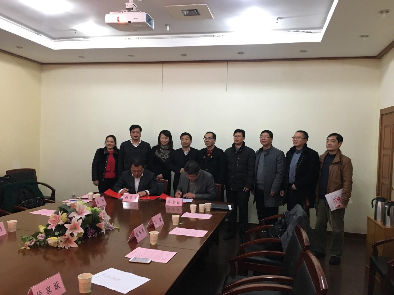 房永征主任和倪锦平签署了上海门徒平台娱乐-上海建材集团防水材料有限公司共建《建筑防水材料技术联合研发中心》合作协议